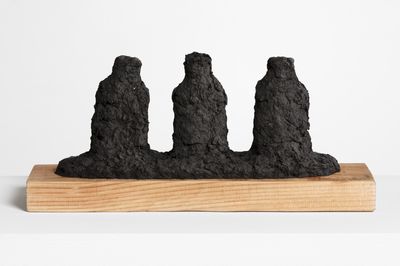 Kim Beom, Paper Wrapped (Baby Oils), 2016, objekter indpakket i pigmenteret papirmasse på træplade. Courtesy Kim Beom.