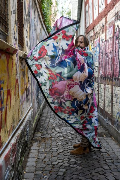 Alex Cecchetti, Love Bar, performance i forbindelse medYou Are in My Veins i Snevringen, Volden 16, Aarhus C, kurateret af Charlotte Sprogøe for Kunsthal Aarhus, Aarhus Billedkunstcenter og Galleri Image. Foto: Jan Søndergaard