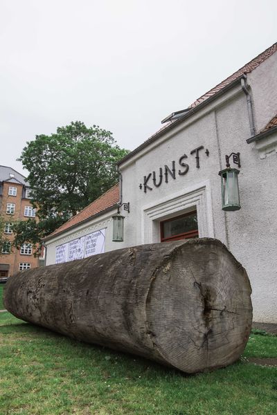 Jimmie Durham, Pagliaccio non son, 2011. Foto: Mikkel Kaldal / Kunsthal Aarhus, 2019